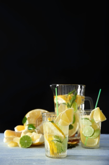 Limonade fraîche et fruits sur table