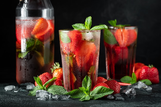 Limonade fraîche avec glace, menthe et fraise.