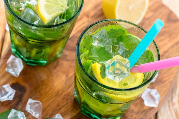 Limonade fraîche avec de la glace