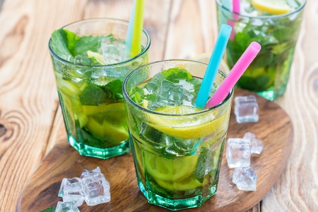 Limonade fraîche avec de la glace