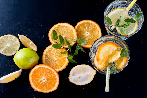 Limonade fraîche maison en verre avec glace et menthe.