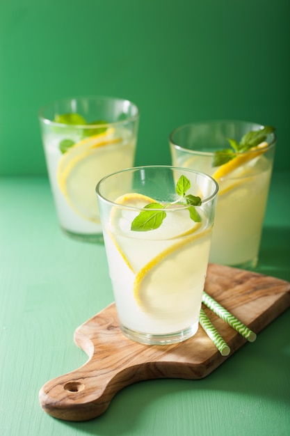 Limonade Fraîche à La Menthe Dans Des Verres