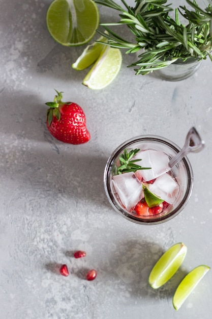 Limonade à la fraise et ingrédients (fraise, grenade, romarin et citron vert).