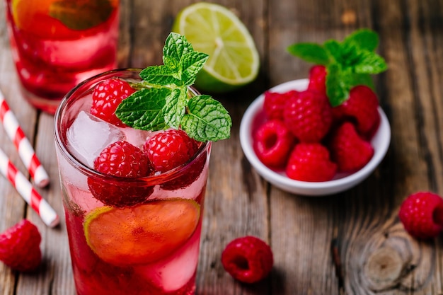 Limonade Framboise Mojito au citron vert et menthe fraîche en verre sur fond de bois Cocktail rafraîchissant d'été