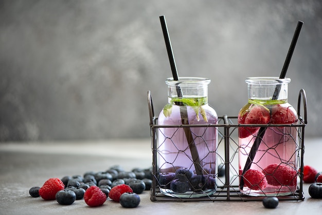 Limonade framboise et myrtille en petits flacons