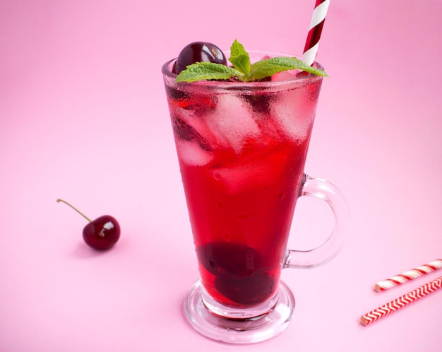 Limonade froide aux cerises sur fond rose