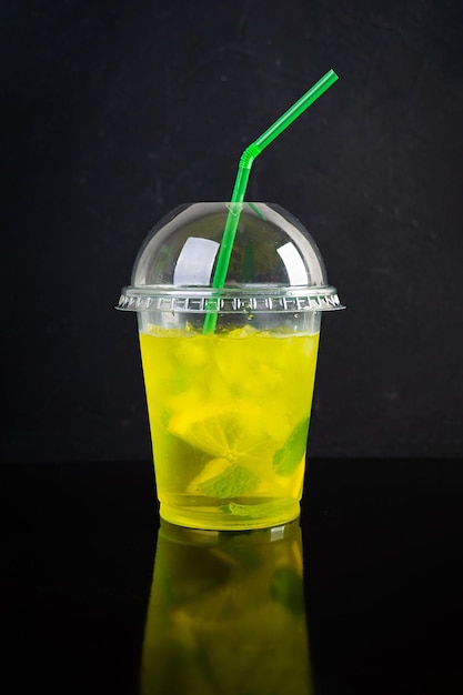 Limonade froide d'été avec glace citron et menthe Cocktail à emporter