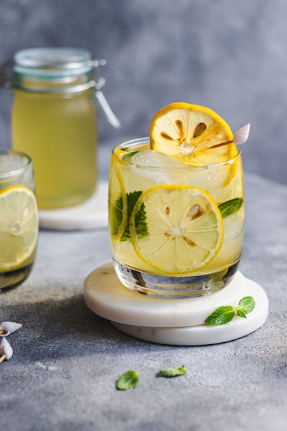 Limonade froide avec glace, citron et menthe