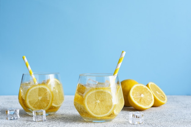 Limonade froide avec glace et jus de citron