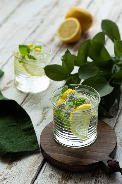 Limonade froide avec de la glace et de la menthe.