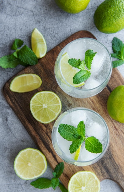 Limonade froide glacée avec citron vert frais et jus