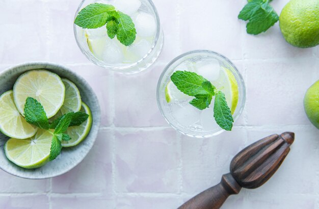 Limonade froide glacée avec citron vert frais et jus