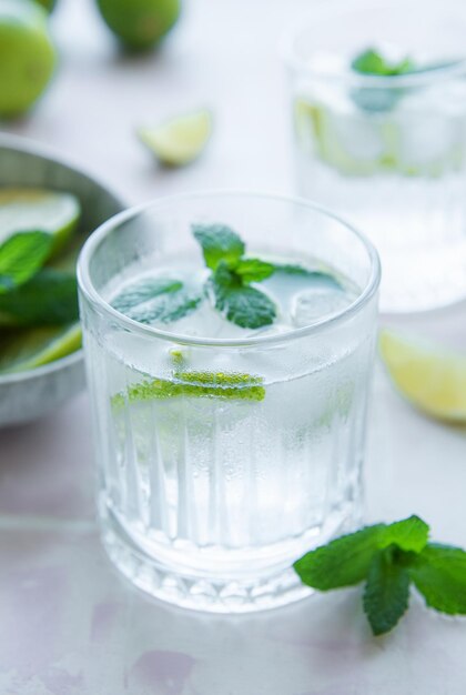 Limonade froide glacée avec citron vert frais et jus