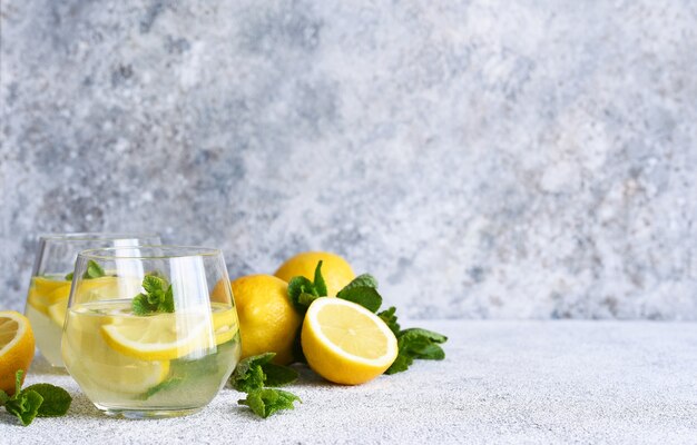 Photo limonade froide à la menthe sur fond de béton