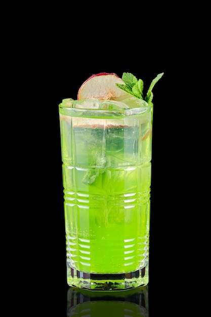 Limonade froide à la pomme d'estragon et à la menthe