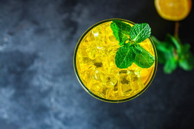 limonade avec glace, citron et menthe