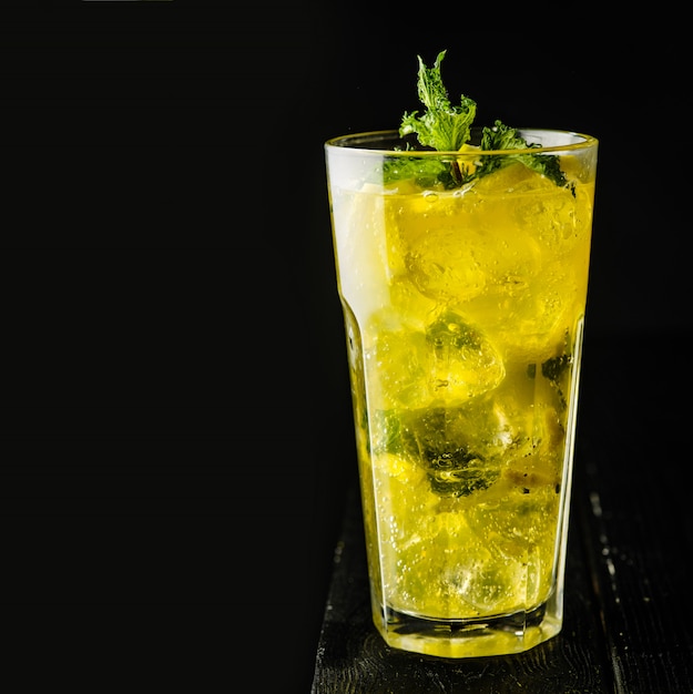 Limonade glacée à la menthe et citron dans un verre de Casablanca, Copyspace,