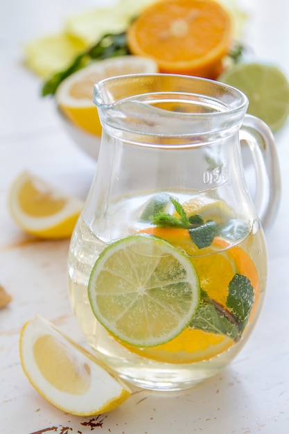 Limonade et ingrédients sur fond de bois blanc