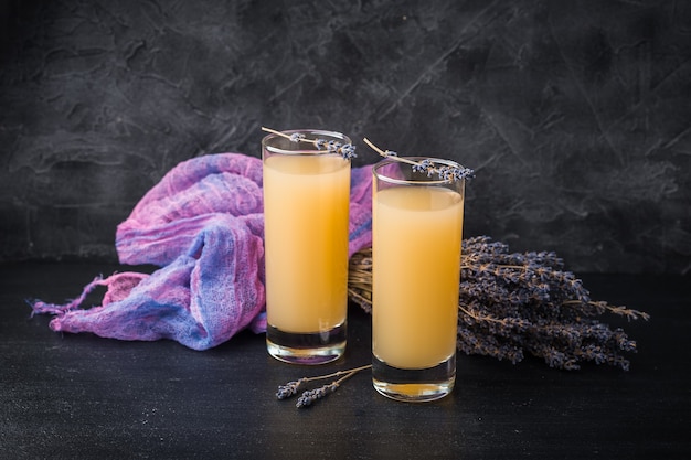 Limonade à la lavande avec du jus de citron frais sur une surface sombre