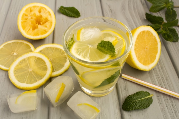 Limonade maison au citron et à la menthe sur la surface en bois gris