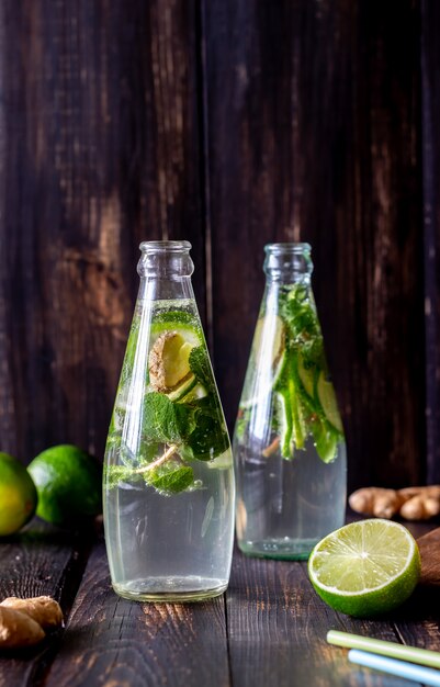 Limonade maison au citron vert, menthe et gingembre. Boissons froides, alimentation saine. Régime.