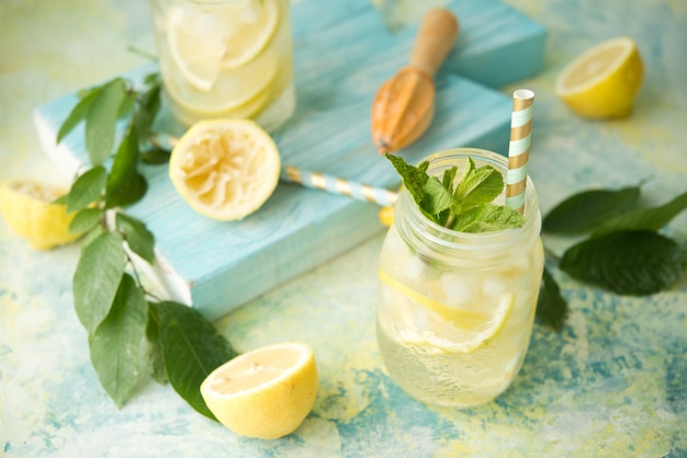 Limonade maison aux citrons sur un espace rustique