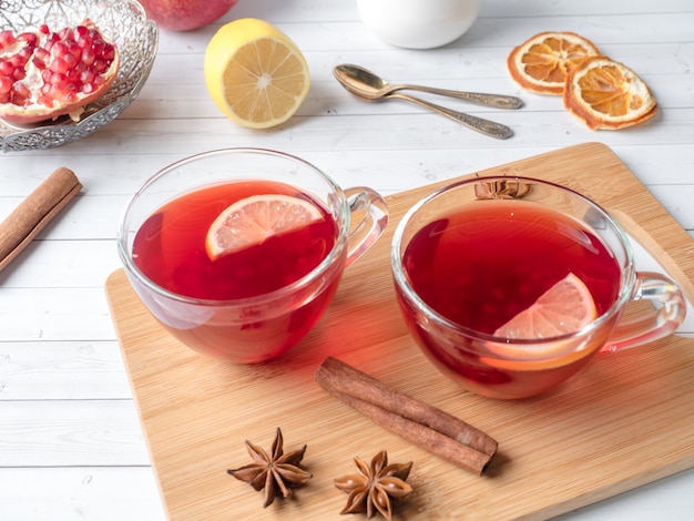 Limonade maison chaude avec de la grenade, du citron et des épices d&#39;hiver