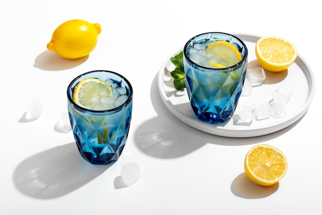 Limonade maison dans de beaux verres bleus sur un tableau blanc