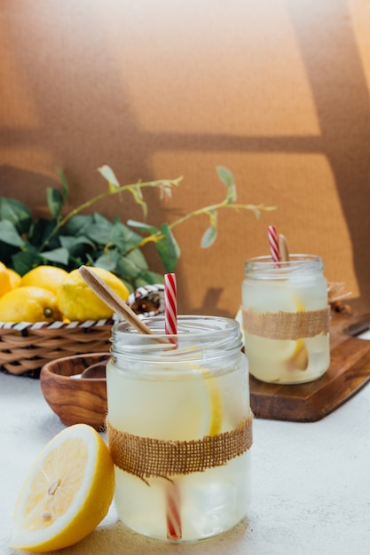 Limonade maison avec du sucre.