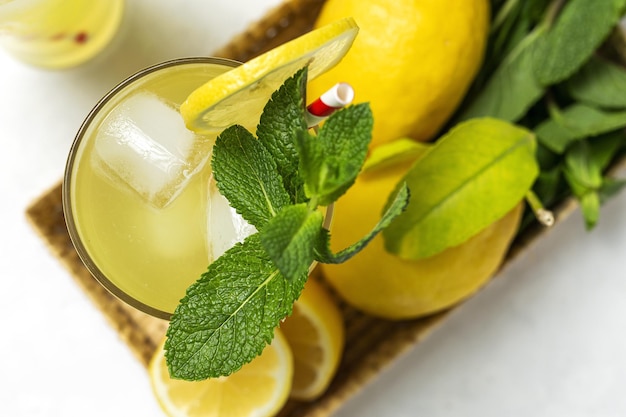 Limonade maison fraîche ou cocktail mojito avec menthe citronnée et glace