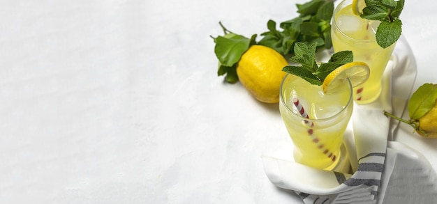 Limonade maison fraîche ou cocktail mojito avec menthe citronnée et glace