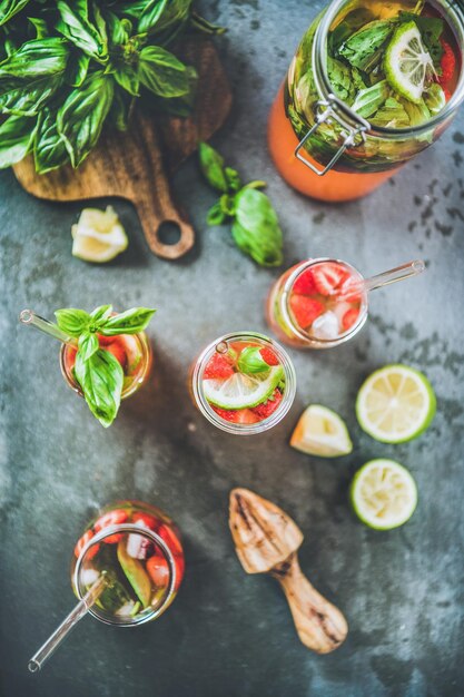 Limonade maison fraîche avec des feuilles et des ingrédients de fraise et de basilic