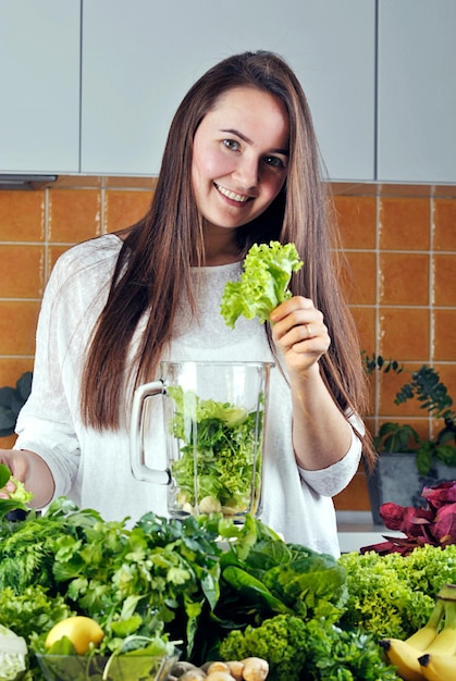 Limonade maison fraîche en pincher et pot de fond flou vert