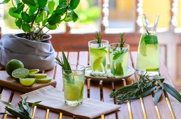 Limonade maison naturelle au citron, romarin et menthe