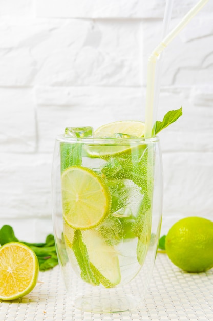 Limonade à la menthe citron vert sur un mur clair