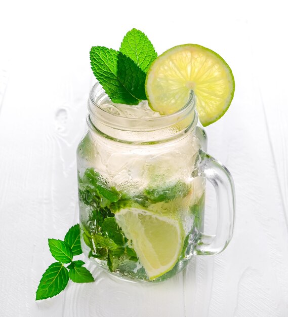 Limonade à la menthe fraîchement préparée