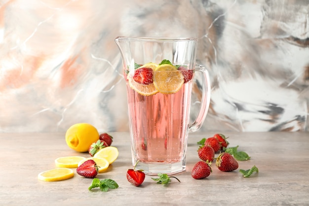 Limonade naturelle aux fraises dans un pot en verre sur la table