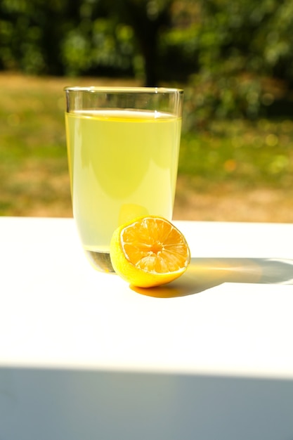 Limonade naturelle dans le jardin