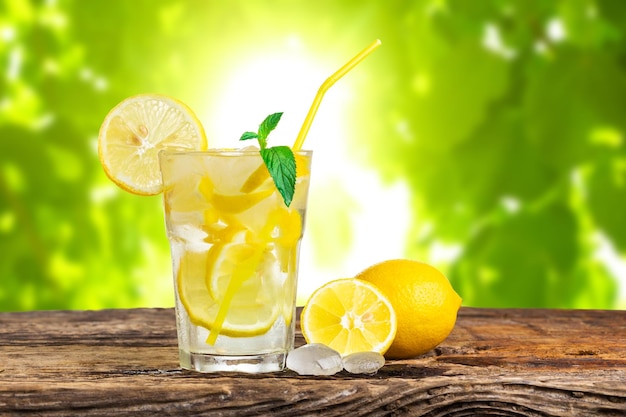 Limonade naturelle à la menthe et fruits frais sur table en bois