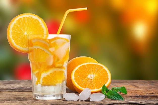 Limonade naturelle à la menthe et oranges fraîches sur table en bois