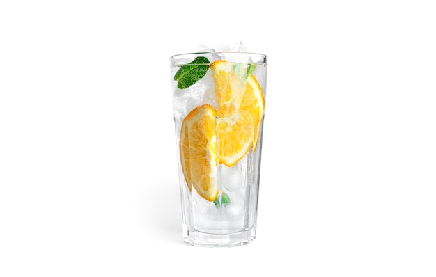 Limonade orange à la menthe et de la glace dans un verre transparent isolé