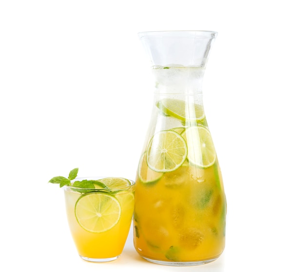 Limonade orange naturelle aux agrumes et menthe sur un espace blanc. Boisson détox pour un mode de vie sain.