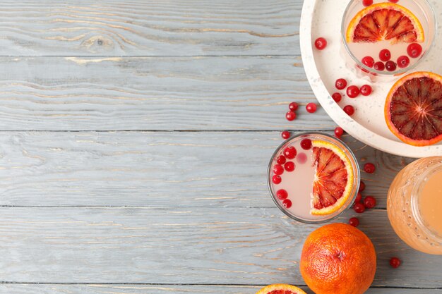 Limonade, orange rouge et canneberge sur une surface en bois