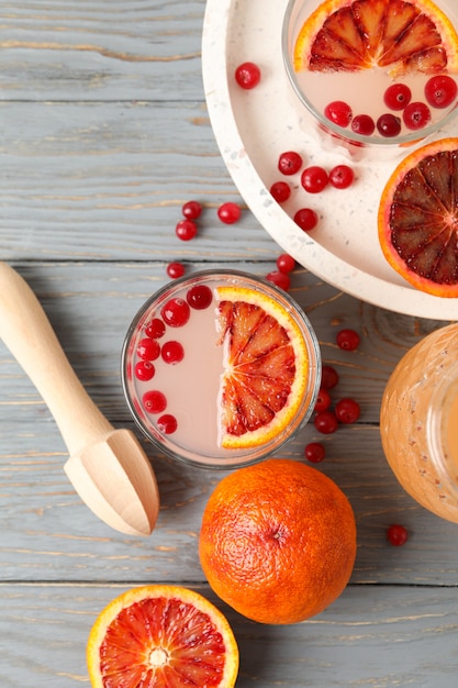 Limonade, orange rouge et canneberge sur une surface en bois