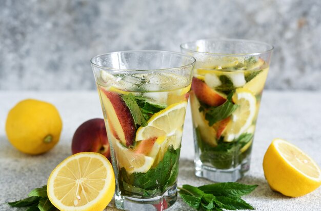 Limonade à la pêche et à la menthe dans une tasse en verre. Limonade aux pêches.