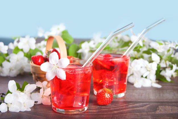 Limonade rafraîchissante aux fraises avec glaçons