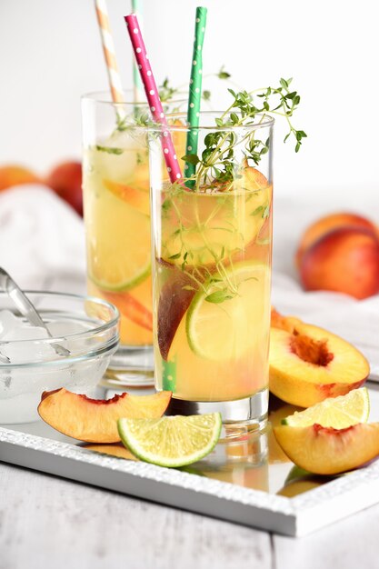 Limonade rafraîchissante de boisson non alcoolisée organique avec le thym et la chaux mûrs de nectarine