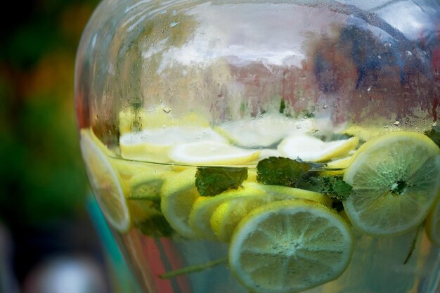 Limonade rafraîchissante dans une canette vaporisée Restauration de pique-nique lors de l'événement