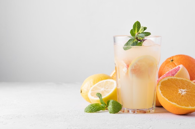 Limonade rafraîchissante d'été à la menthe sur fond clair.