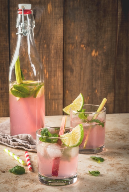 Limonade à la rhubarbe, menthe et citron vert.